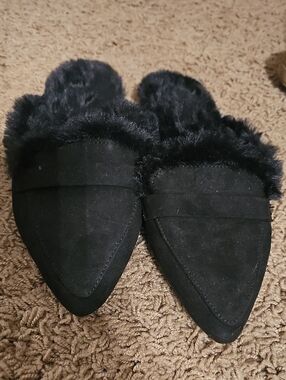 Black Faux Fur-Lined Pointed Loafers - Women